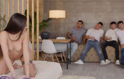 Thoả Mãn Cơ Nứng Lồn Với Cặc Khủng Từ 4 Thằng Bạn Thân